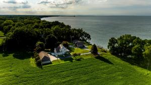 una vista aérea de una casa y del agua en Cozy Lakefront Cottage, en Huron