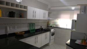 Una cocina o zona de cocina en Apto com 02 quartos Praia da Conceição Bombinhas SC