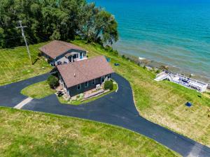 una vista aérea de una casa con el océano en Cozy Lakefront Cottage, en Huron