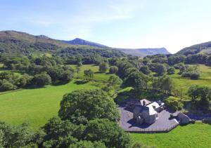een luchtzicht op een huis in een groen veld bij Gellilwyd Fach in Dolgellau