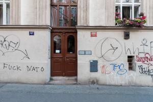 プラハにあるSupercosy Apartment at Žižkovの落書きが貼られた建物