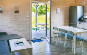 Una cocina y un comedor con mesa y sillas. en 2 Bedroom Gorgeous Home In Rewal, en Rewal