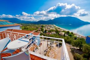 balcón con vistas al agua y a las montañas en Seaview Rooms, en Vasiliki