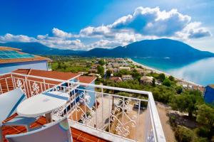 balkon z widokiem na wodę i góry w obiekcie Seaview Rooms w mieście Vasiliki