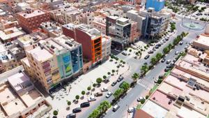 eine Luftansicht einer Stadt mit Gebäuden in der Unterkunft Sahariano hotel City Center in El Aaiún