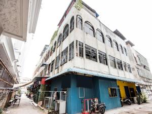 a building on a street with a motorcycle parked in front at SPOT ON 91781 Solo Baru Homestay Syariah in Jodoh