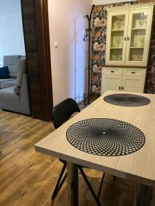 a wooden table with a metal grate on top of it at Apartament Centrum-Zwycięstwa in Gliwice