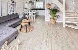 un soggiorno con un divano e un tavolo di Amazing Home In Mielno With Wifi a Mielno