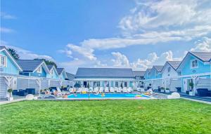 un grande cortile con piscina davanti alle case di Amazing Home In Mielno With Wifi a Mielno
