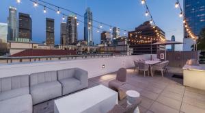 Modern Apartment Rentals的休息区