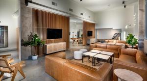 洛杉矶Modern Apartment Rentals的配有皮革家具和平板电视的客厅