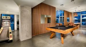 洛杉矶Modern Apartment Rentals的有台球桌的台球室 更多37张照片
