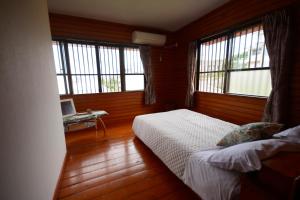 Schlafzimmer mit einem Bett und einem Schreibtisch mit einem Laptop in der Unterkunft Designer's Hotel Nakadoma Inn - Vacation STAY 32540v in Maeganeku