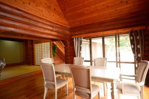une salle à manger avec une table et des chaises dans l'établissement Designer's Hotel Nakadoma Inn - Vacation STAY 32540v, à Maeganeku