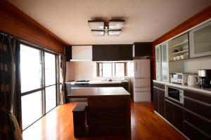 une cuisine avec une table et une grande fenêtre dans l'établissement Designer's Hotel Nakadoma Inn - Vacation STAY 32553v, à Maeganeku 4 autres photos