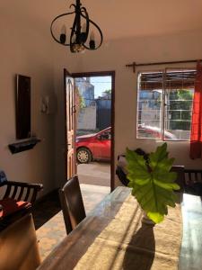 uma sala de jantar com uma mesa e uma planta em Las Abuelas em Salto