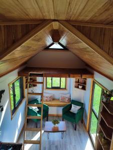 una vista sul soffitto di una piccola casa con soppalco di Tiny House Nativa a Montecarlo