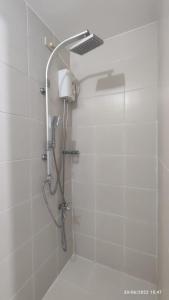 a shower with a shower head in a bathroom at Jazz Residences (Destina Stays)Makati, Metro Manila in Manila