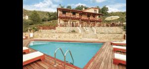 Sun & Stone Villa MATE Akrata Platanos tesisinde veya buraya yakın yüzme havuzu