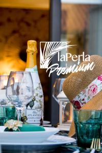 een fles wijn zittend op een tafel met een glas bij LaPerla Premium in Sanxenxo