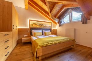 een slaapkamer met een bed in een kamer met een raam bij Alpengruss in San Candido