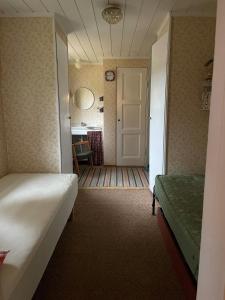 Cette chambre dispose d'un lit et d'un couloir avec une porte. dans l'établissement Berget, à Charlottenberg