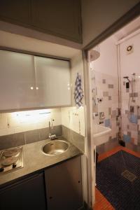 łazienka z umywalką, toaletą i wanną w obiekcie Loft in Stile Industrial - Stazione Centrale w Mediolanie