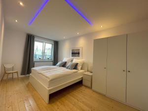 um quarto com uma cama branca e uma janela em WH Immobilien Design City Appartement Rainshower em Hanôver