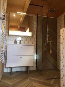 a bathroom with a white sink and a shower at Chalet Ons Oekje in Vrouwenpolder