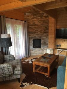 a living room with a couch and a coffee table at Chalet Ons Oekje in Vrouwenpolder