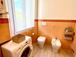 マリーナ・ディ・グロッセートにあるLa Meria di Maria Casa Arancioのバスルーム(洗濯機、トイレ付) +25枚の写真