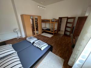 プラハにあるThe Old town's apartmentのベッド1台と二段ベッド2台が備わる客室です。