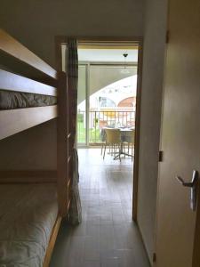Postel nebo postele na pokoji v ubytování Studio climatisé, lumineux avec vue mer et parc