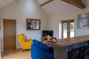 Predel za sedenje v nastanitvi Beautiful barn conversion surrounded by woodland near Newark Show-ground