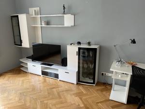 ein weißes Entertainment-Center mit einem Flachbild-TV in der Unterkunft The Old town's apartment in Prag