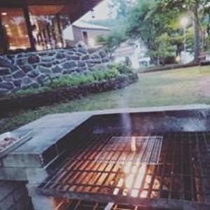 - un barbecue dans l'arrière-cour d'une maison dans l'établissement Zao Onsen Lodge Sukore - Vacation STAY 04093v, à Yamagata