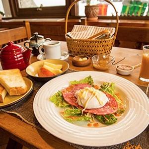 une table avec une plaque de nourriture sur une table dans l'établissement Zao Onsen Lodge Sukore - Vacation STAY 04093v, à Yamagata