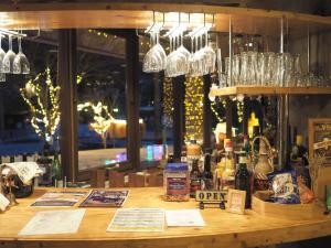 un bar con copas y botellas de vino en una mesa en Zao Onsen Lodge Sukore - Vacation STAY 04418v, en Yamagata