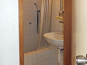 La salle de bains est pourvue d'un lavabo et d'une douche. dans l'établissement Zao Onsen Lodge Sukore - Vacation STAY 04093v, à Yamagata