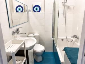 y baño con aseo y ducha. en Kalimera - Greek life apartment, en Varsovia