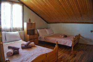 グレヴェナにあるWooden Sofita House with Unlimited Viewの木製の天井が特徴のベッドルーム1室(ベッド2台付)