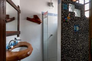 ein Badezimmer mit einem hölzernen WC und einer Dusche in der Unterkunft Pousada Capitão Gancho in Barra Grande
