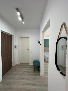 een hal met een spiegel en een kamer met een bed bij ADC in Sibiu