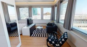 salon z widokiem na miasto w obiekcie Key Residences Vienna w Wiedniu