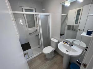 een badkamer met een toilet, een douche en een wastafel bij CASA MARUJA in Avila