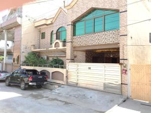 C4 Mirpur City AJK Overseas Pakistanis Villa - Full Private House & Car Parking في New Mīrpur: شاحنة سوداء متوقفة أمام منزل