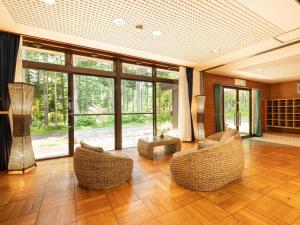 a living room with chairs and a large window at Yamanaka Lake ＲＹＯＺＡＮ - Vacation STAY 32144v in Yamanakako