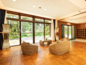 uma sala de estar com cadeiras e uma grande janela em Yamanaka Lake ＲＹＯＺＡＮ - Vacation STAY 32160v em Yamanakako