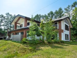 山中湖村にあるYamanaka Lake ＲＹＯＺＡＮ - Vacation STAY 32160vの丘の斜面にある家