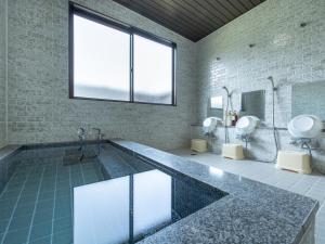 uma casa de banho com banheira e 2 lavatórios em Yamanaka Lake ＲＹＯＺＡＮ - Vacation STAY 32160v em Yamanakako